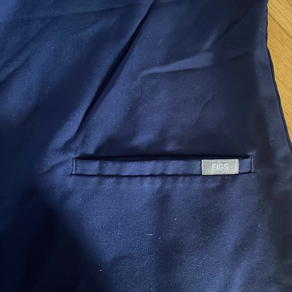 Dark blue FIGS scrub top- Women’s XS - Picture 3 of 3